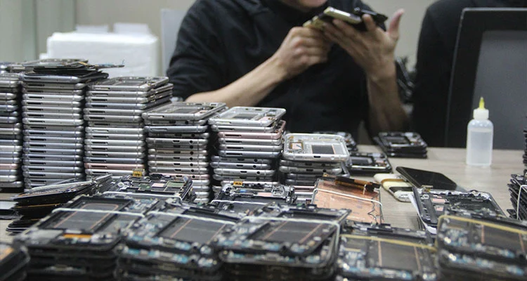 De prijzen van iPhone-lcd-schermen polariseren in 2026: waarom reparatiewerkplaatsen terugkeren naar gerenoveerde originele beeldschermen